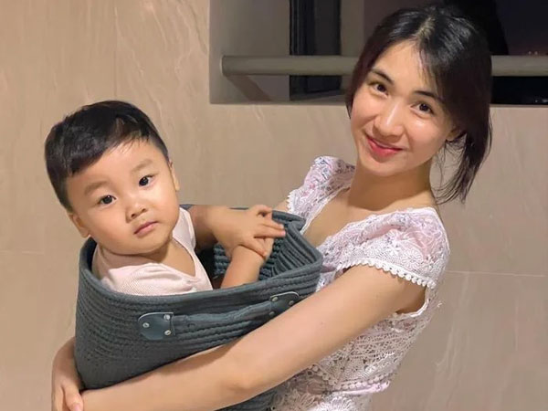 Hòa Minzy dạy con không được dễ dãi với người lạ và cái kết cười ra nước mắt