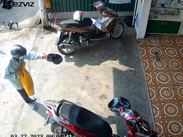 Clip: Chậm rãi lê lết vào xin ăn một ngôi nhà, phản ứng sau đó của người đàn ông khi không thấy gia chủ khiến tất cả đều phẫn nộ