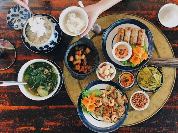 Bác sĩ khuyên ăn uống đủ chất nhưng ăn thế nào mới đủ? Nhiều người Việt ăn lắm món, nhiều cơm nhưng vẫn không ổn