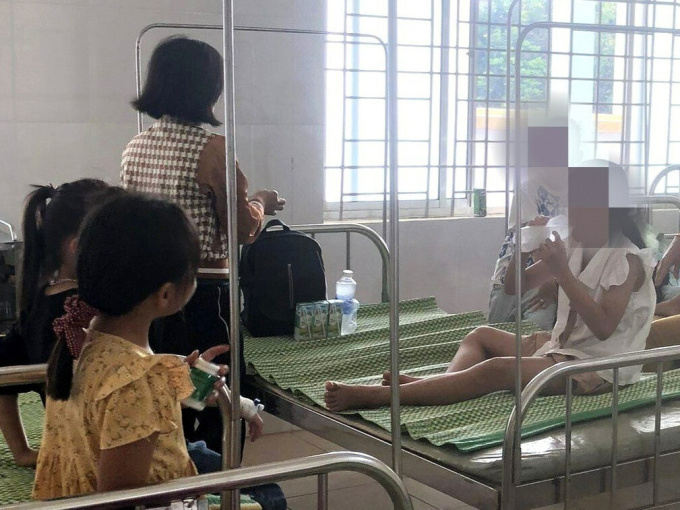 Vụ 31 học sinh ngộ độc: 4 người lạ nói tiếng Anh khi cho bóng bay
