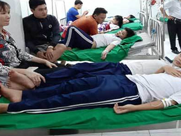 31 học sinh nghi bị ngộ độc sau khi nhận và thổi bóng bay từ 4 người lạ mặt