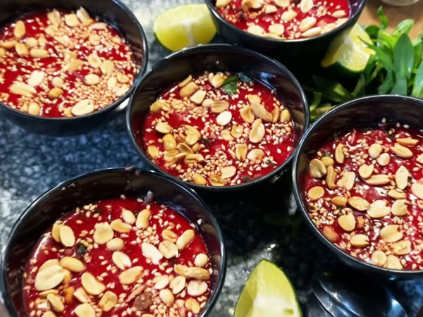 Hai người đàn ông nguy kịch sau khi mổ lợn, ăn tiết canh