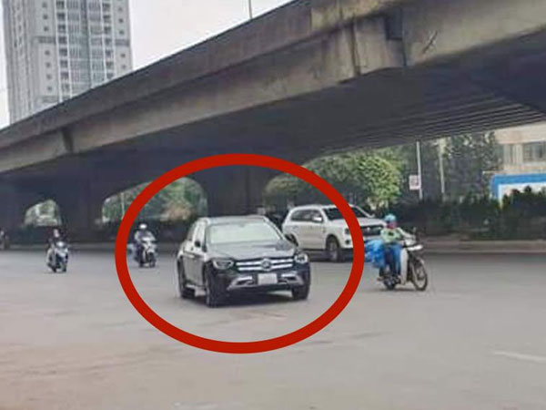 Tai nạn hi hữu: Ô tô Mercedes đỗ giữa đường gần cả ngày, bị xe máy tông trúng