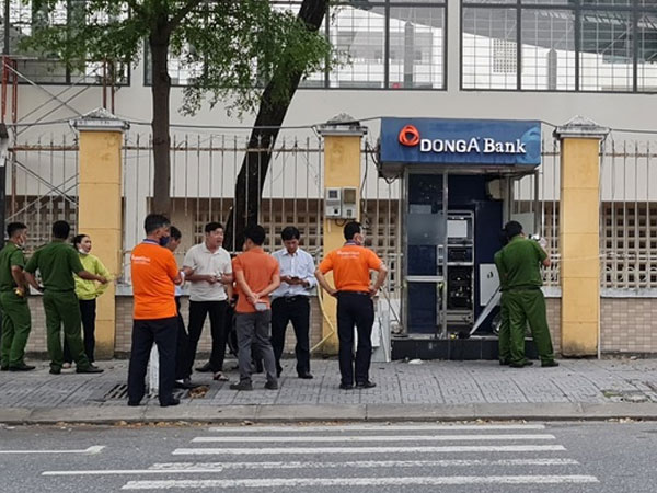 Truy tìm kẻ đập trụ ATM, trộm két tiền giữa trung tâm Đà Nẵng