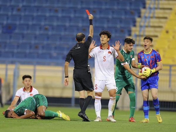 Cận cảnh tình huống trung vệ U23 Việt Nam ngơ ngác khi trọng tài rút nhầm thẻ đỏ