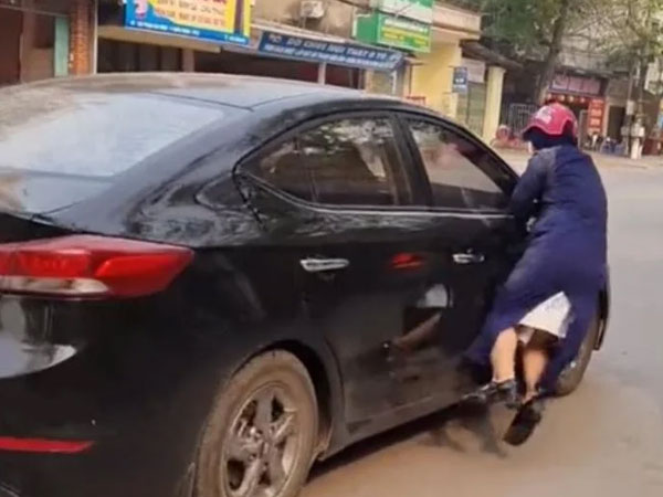 Bị vợ bắt quả tang chở 'bồ nhí' trên ô tô, chồng điều khiển xe kéo lê vợ trên đường gây phẫn nộ