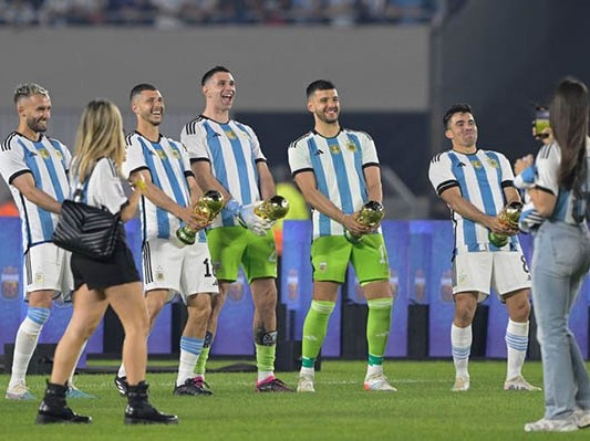 Dàn sao Argentina lại gây bão khi tái hiện màn ăn mừng phản cảm của Martinez