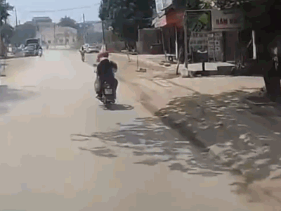 Tình huống nguy hiểm: Áo chống nắng cuốn vào bánh xe, đôi nam nữ ngã bổ nhào trước đầu xe tải