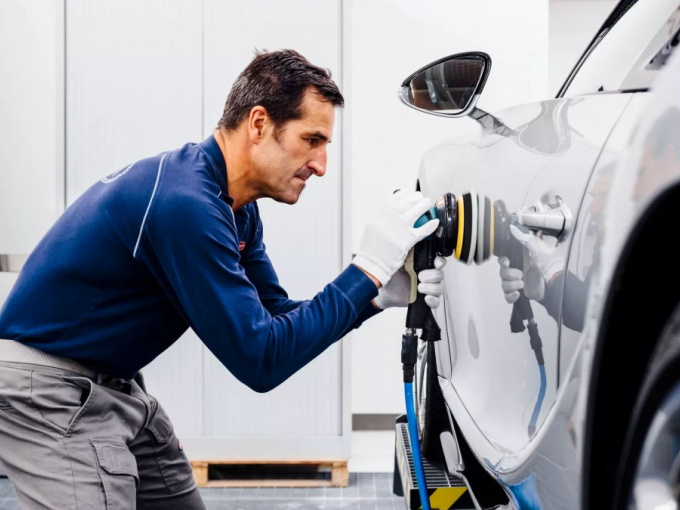 Bugatti dành tới 700 giờ để sơn mỗi chiếc xe