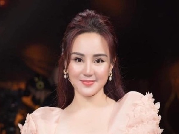 Con trai bà Phương Hằng đâm đơn tố giác, Công an TP HCM triệu tập ca sĩ Vy Oanh