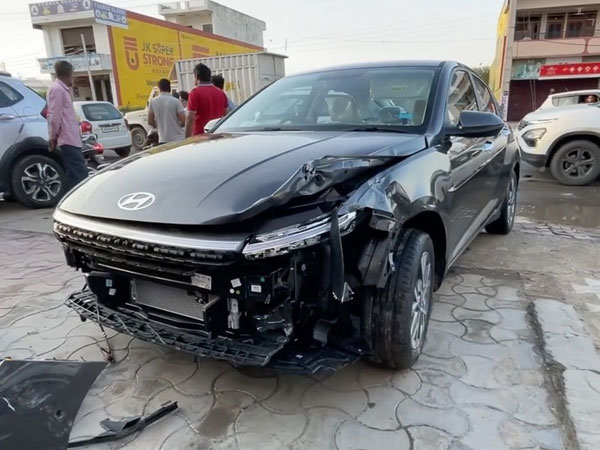 Hyundai Accent 2023 vỡ nát đầu sau khi rời đại lý ít phút