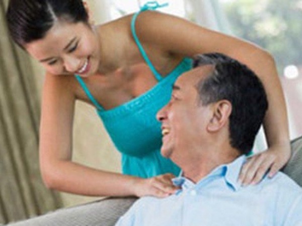 Cô gái Sài Gòn quyết lấy đại gia hơn mình 43 tuổi, 6 năm sau ra tòa vì chỉ được chồng 'thân mật' ngần này lần