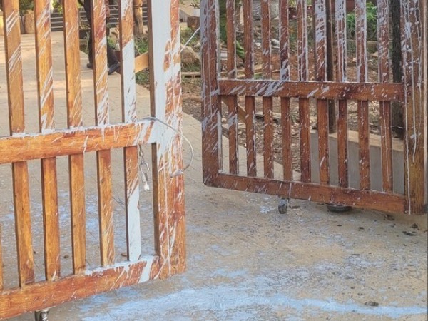 Một phóng viên bị ném đầu chó, tạt chất bẩn vào nhà