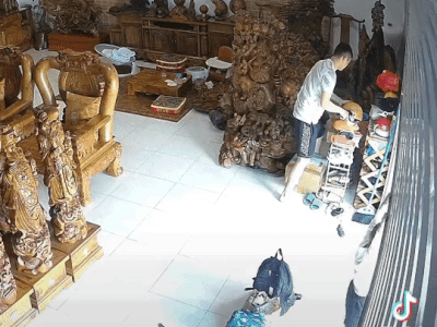 Clip: Lơ đãng vài giây, ông bố trẻ thót tim khi con trai bị cửa cuốn nhấc bổng, treo lơ lửng trên không