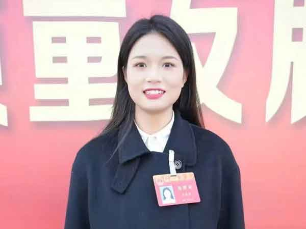 Bỏ công việc văn phòng lương cao, cô gái về quê làm trưởng thôn