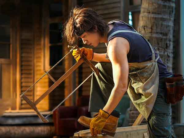 Gần 50 tuổi vẫn đóng phim ngôn tình sến sẩm