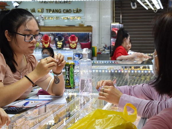 Giá vàng hôm nay 25-3: Rơi thẳng đứng