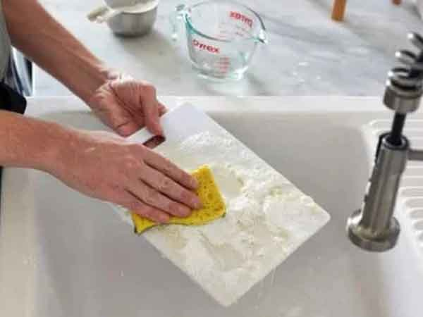 Thớt nhựa dùng lâu cáu bẩn đen sì, ngâm trong loại nước này lại sạch bong kin kít còn diệt khuẩn cực tốt