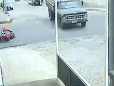 Clip: Phanh gấp, nam thanh niên đi xe máy bay thẳng vào gầm xe tải