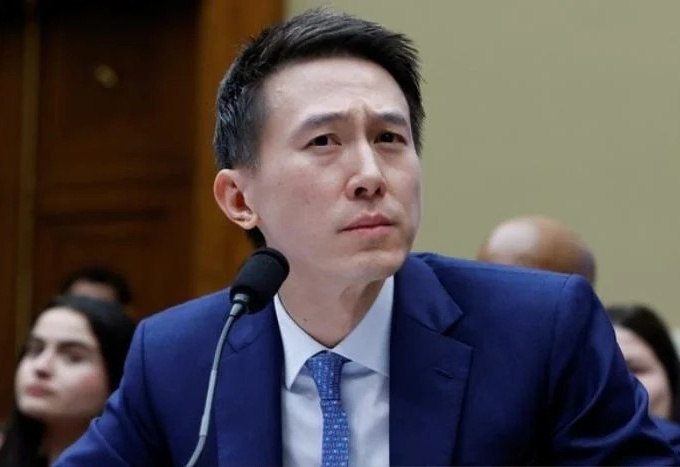 CEO TikTok là ai mà khiến cả cõi mạng trầm trồ: Khí chất tổng tài như 'xé sách' bước ra?