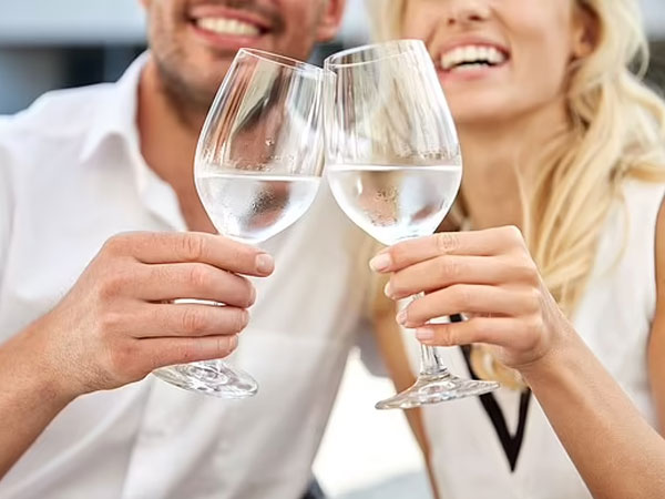 Cô dâu gây tranh cãi vì đãi khách bằng nước lọc