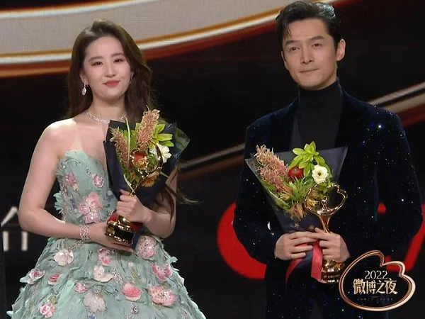 Chính thức: King và Queen Đêm hội Weibo 2022 gọi tên Hồ Ca và Lưu Diệc Phi