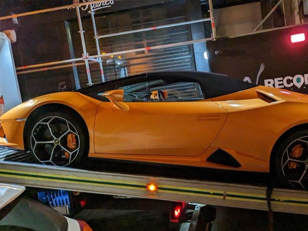 Hai siêu xe Lamborghini Huracan bị cảnh sát 'tóm' vì quá ồn ào