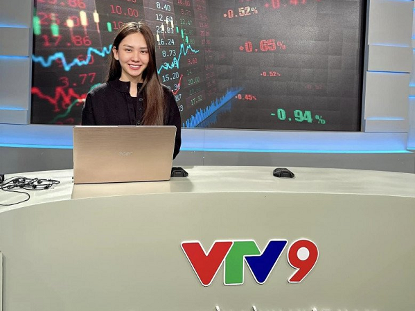 Hoa hậu 'đi học bằng máy bay' lấn sân làm BTV truyền hình quốc gia, tự tin để mặt không phấn son lên trường quay