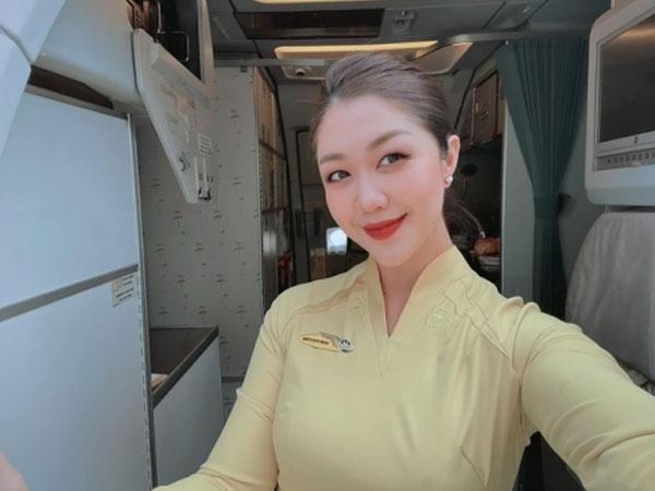Nữ tiếp viên trưởng của Vietnam Airlines có gia thế hoàng tộc gây bão