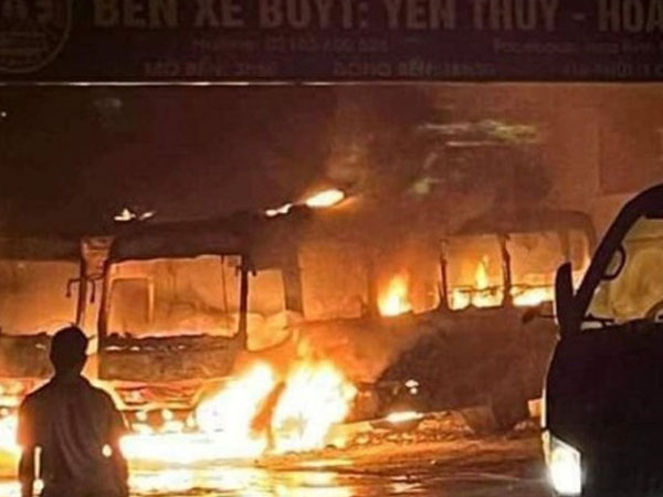 Hai xe buýt bốc cháy ngùn ngụt trong đêm