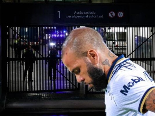 Dani Alves bị nghi ngờ tham gia vào đường dây bán thuốc lá trong tù