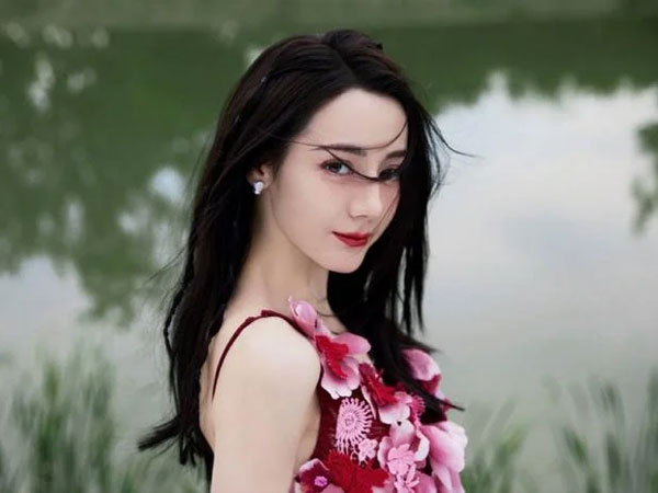Phản ứng của Địch Lệ Nhiệt Ba sau khi một người đàn ông tố bị fan nữ minh tinh 'tác động vật lý'