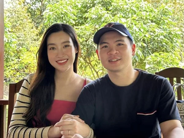 Giữa tin đồn mang thai con đầu lòng, Đỗ Mỹ Linh cùng chồng đi du lịch, tướng phu thê cả hai càng rõ