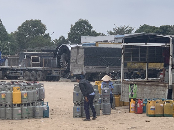 Tạm giữ cả ngàn bình gas có dấu hiệu giả mạo và 4 xe tải