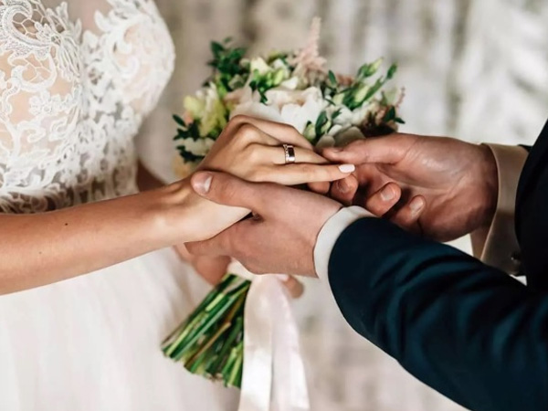 Chồng ngang nhiên kết hôn với người mới, mong vợ cũ thông cảm