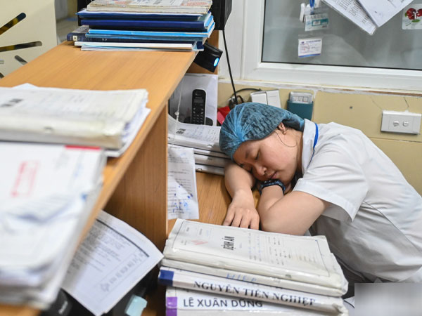 Sau hơn 7 năm học và thực hành, bác sĩ trẻ thu nhập chưa đến 5 triệu đồng