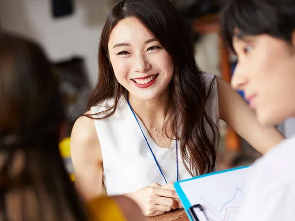 Trước mặt người yêu tôi, cô bạn thân cười nói một câu làm tôi tá hỏa