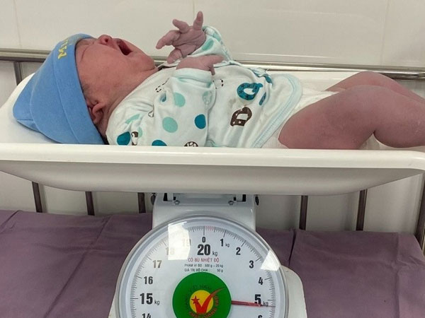 Bé gái chào đời nặng 5,3kg, tương đương trẻ 2 tháng tuổi
