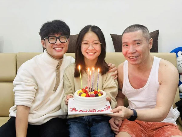 2 con cùng cha khác mẹ đến nhà thăm NS Công Lý, khoảnh khắc thân thiết với vợ mới của bố khiến dân tình ngưỡng mộ