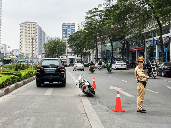 Va chạm với xe biển xanh, người phụ nữ gãy xương sườn