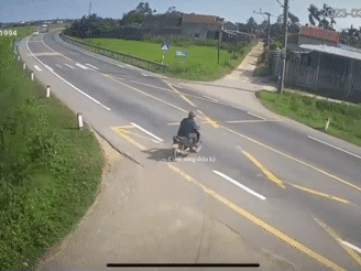 Khoảnh khắc ô tô khách tránh xe máy rồi mất lái lao xuống ruộng, tài xế tử vong, nhiều người bị thương