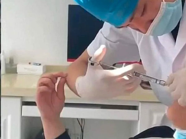 Sợ đau lúc đi tiêm, thanh niên hành động bất ngờ với bác sĩ: Kẻ tổn thương lại muốn tổn thương người khác