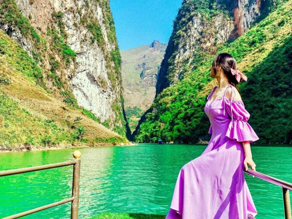 Đi chơi 30/4-1/5: Đổ xô xuất ngoại, tour ‘hot’ khóa sổ
