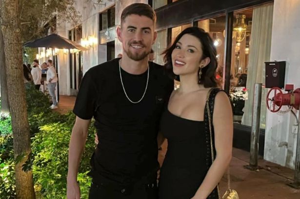 Bạn gái Jorginho khoe ba vòng nóng bỏng trong bồn tắm