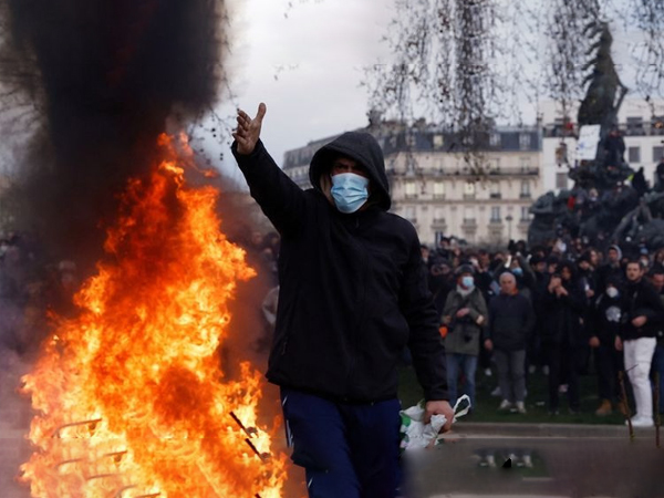 Khói đen và bạo lực bao trùm cuộc biểu tình của gần 100.000 người ở thủ đô Paris
