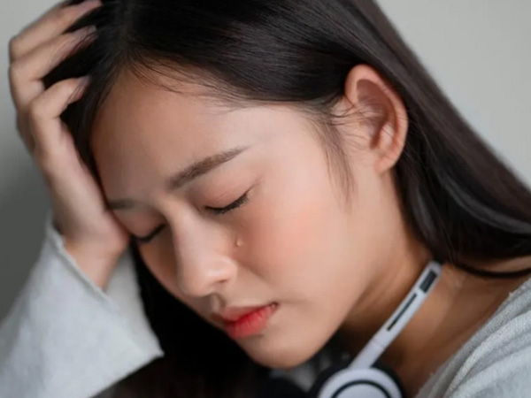 Đến nhà bạn thân, tôi lặng người khi thấy chồng cũ của mình đang nấu ăn