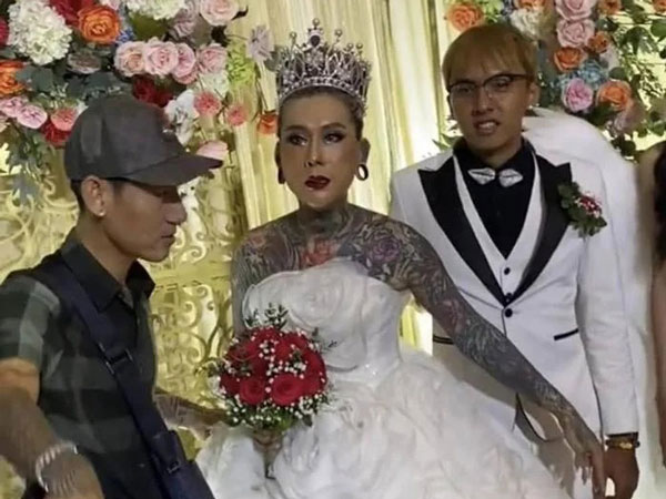 Cô dâu xăm kín người xuất hiện bên chú rể trẻ tuổi gây xôn xao, chính chủ lên tiếng kể về ngày trọng đại