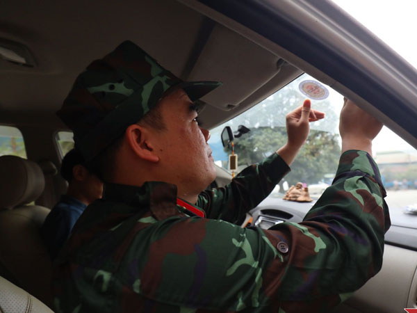 Xe mới 'đắp chiếu' chờ tem đăng kiểm: Cũ, mới như nhau, ai cũng phải xếp hàng