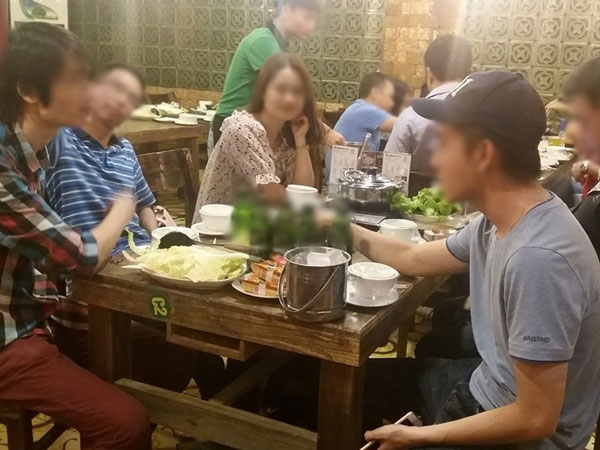 Được mời đi ăn ra mắt người yêu, nam thanh niên tức bốc khói khi chưa được miếng nào đã bị ăn chửi vì tội 'làm bọn tao cãi nhau'