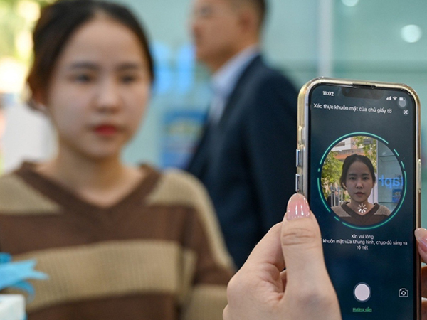 Chen chân làm thủ tục chuẩn hóa thông tin thuê bao di động trước giờ G